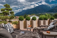 Panorama Terrasse mit Bergblick im Sommer (Matillhof)