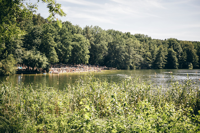 Eine Abkühlung an natürlichen Gewässern bringt einige Gefahren mit sich. (Bildquelle: ERGO Group) Eine Abkühlung an natürlichen Gewässern bringt einige Gefahren mit sich. (Bildquelle: ERGO Group)