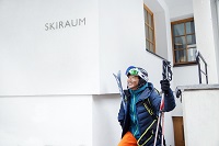 Mann kommt aus dem Skiraum (VALLUGA Hotel) Mann kommt aus dem Skiraum (VALLUGA Hotel)
