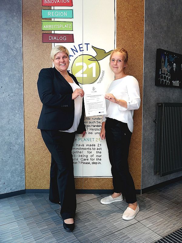 Zertifikatsübergabe an Hoteldirektorin Heike Kleemann (li), Foto: Accor Zertifikatsübergabe an Hoteldirektorin Heike Kleemann (li), Foto: Accor