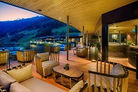 Skybar mit Aussicht auf die Berge (c) Filippo Galluzzi (Wellnessresort AMONTI & LUNARIS)