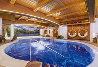 Traumhafte Indoorpool-Landschaft zum Entspannen (Parkhotel Burgmühle)