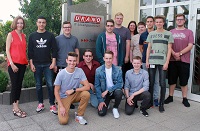 Die neuen URANO-Azubis gemeinsam mit der Geschäftsführenden Gesellschafterin Eva Beuscher (links). Die neuen URANO-Azubis gemeinsam mit der Geschäftsführenden Gesellschafterin Eva Beuscher (links).
