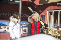 Gäste auf dem Weg zur Skipiste (Hotel Eden)