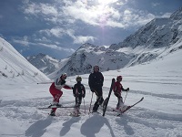 Familie beim Skifahren (c) Peter Leitner (Alpengasthof Zollwirt)