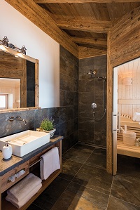 Badezimmer mit Sauna in der Chalet Ferienwohnung s´huimelèg (c) www.studiowaelder.com (Alpzitt Chale Badezimmer mit Sauna in der Chalet Ferienwohnung s´huimelèg (c) www.studiowaelder.com (Alpzitt Chale