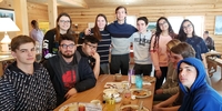 Schüleraustausch Kanada mit Stipendium: Camie mit Freunden (Foto: Stiftung Völkerverständigung) Schüleraustausch Kanada mit Stipendium: Camie mit Freunden (Foto: Stiftung Völkerverständigung)