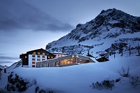 Außenansicht des Hotels Zürserhof in der Dämmerung (c) Marcel A. Mayer (Hotel Zürserhof)