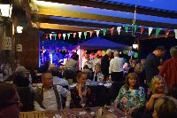 Clubhausterrasse mit Gästen beim Sommerfest 2019