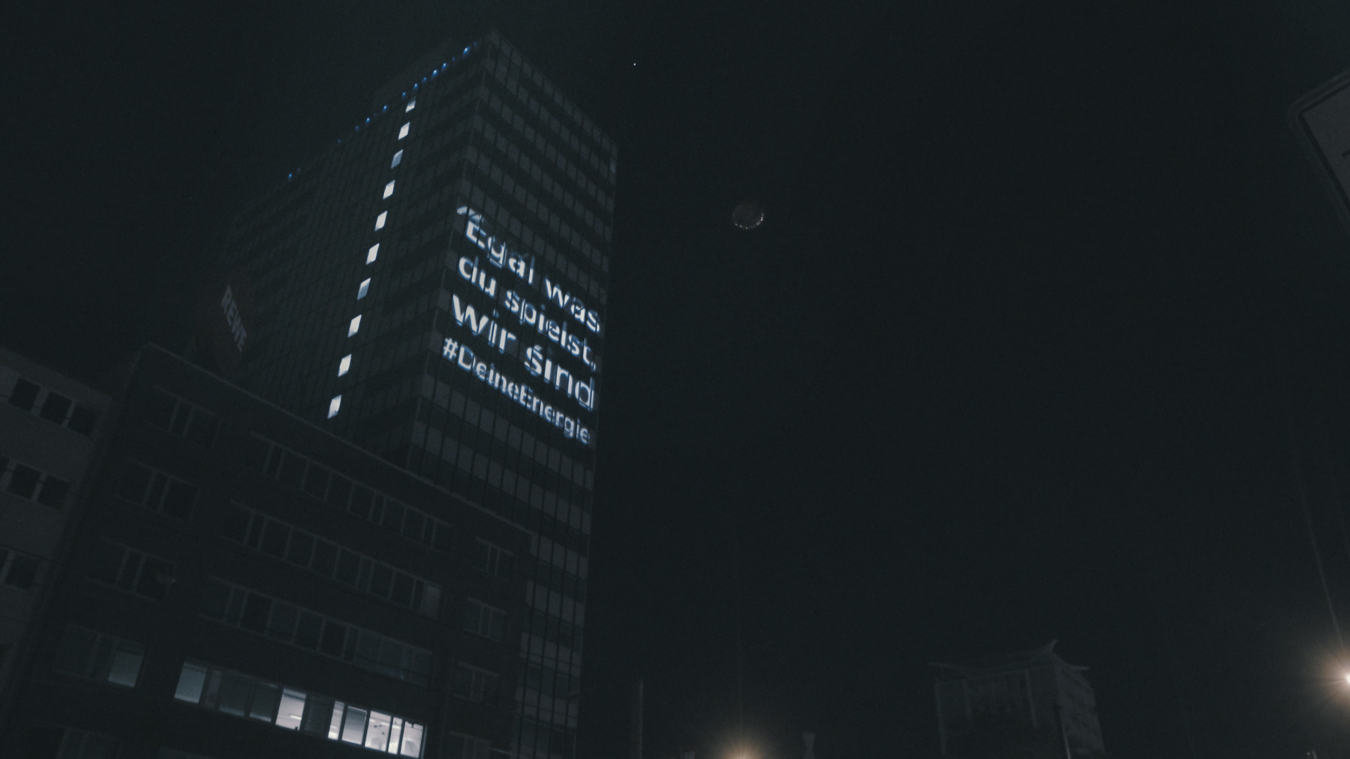Projektion an E WIE EINFACH-Hochhaus Projektion an E WIE EINFACH-Hochhaus