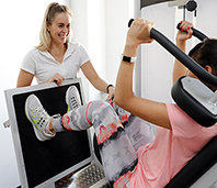 Rebecca Houf kümmert sich intensiv um das Knie von Zeliha Sarsik. © Holger Bernert Rebecca Houf kümmert sich intensiv um das Knie von Zeliha Sarsik. © Holger Bernert