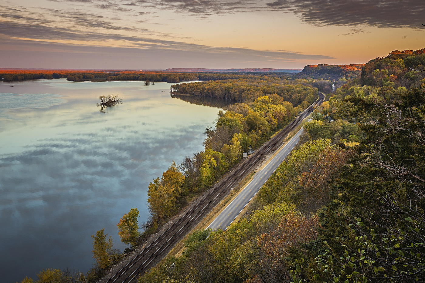 Die Great River Road in Illinois am Mississippi im Herbst Die Great River Road in Illinois am Mississippi im Herbst