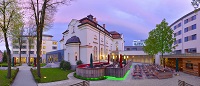 Außenansicht mit Ost-Westflügel und historisches Offizierscasino bei Dämmerung (Hotel Asam)