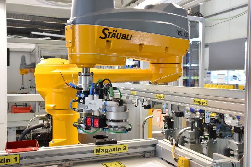 Im Aufbau befindliche Roboteranlage Im Aufbau befindliche Roboteranlage