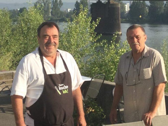 Kultimbiss mit Rheinpanorama: Georg und Günther Biermann (v.l.) betreiben den 