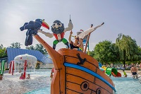 Mutter und Kind im Piratenschiff (Sárvár Tourist & TDM Nonprofit Kft) Mutter und Kind im Piratenschiff (Sárvár Tourist & TDM Nonprofit Kft)