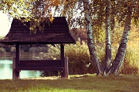 Idyllische Sitzbank am Seeufer im Herbst (c) www.tigerphoto.hu (Sárvár Tourist & TDM Nonprofit Kft.)