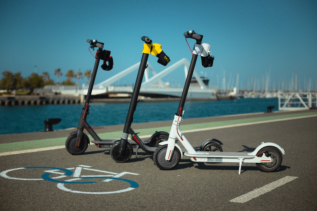 Skroller wird an der E-Scooter-Lenkstange befestigt und um die Taille herum angebracht. Skroller wird an der E-Scooter-Lenkstange befestigt und um die Taille herum angebracht.
