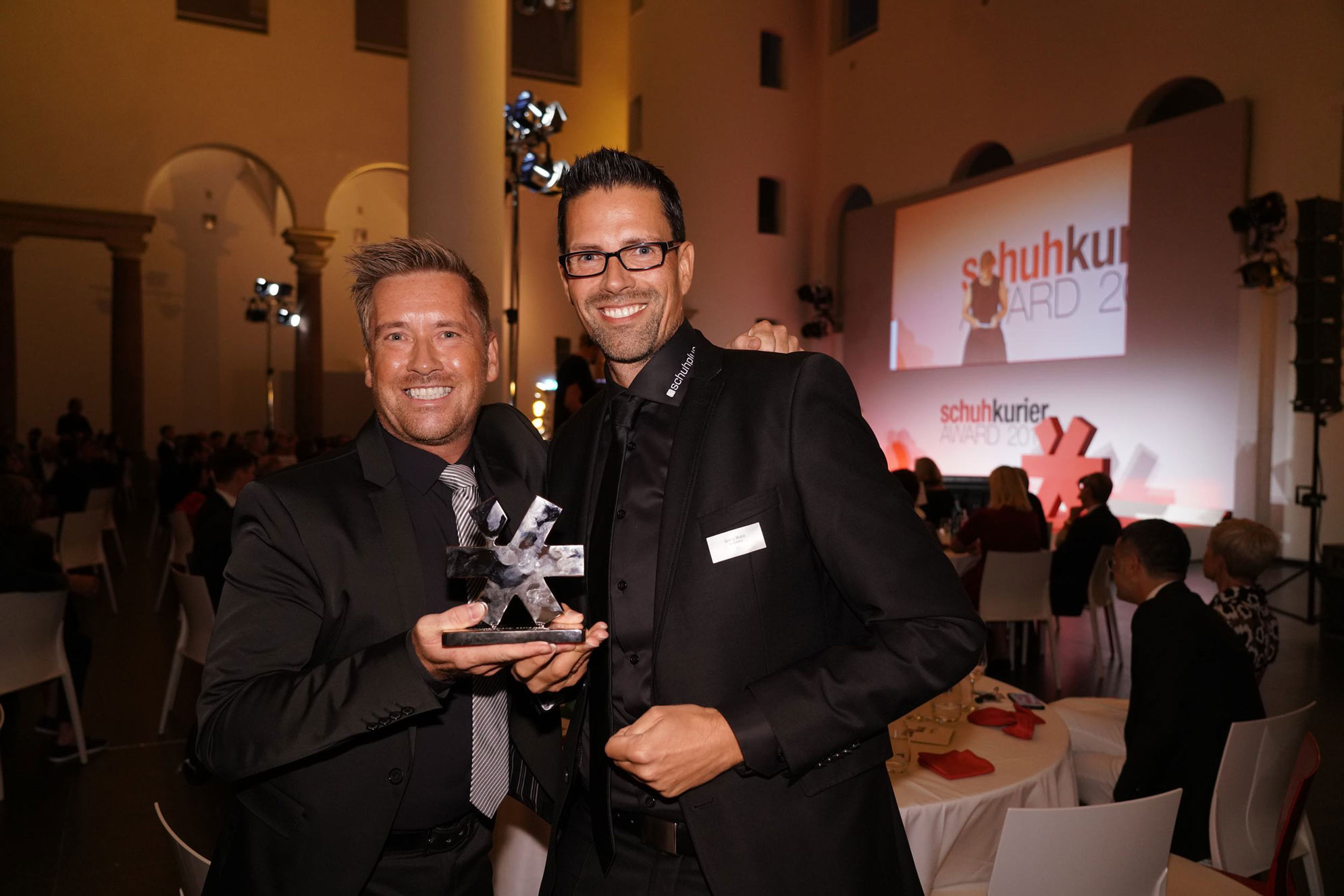 schuhplus erhält schuhkurier AWARD 2019 (Bildquelle: schuhkurier AWARD 2019) schuhplus erhält schuhkurier AWARD 2019 (Bildquelle: schuhkurier AWARD 2019)