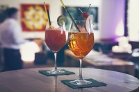 Erfirschende Cocktails an der Bar