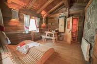 Uriger Ruheraum mit Doppelliege bei der Zirbensauna (c) Blitzlicht Brunner (Naturdorf Oberkühnreit) Uriger Ruheraum mit Doppelliege bei der Zirbensauna (c) Blitzlicht Brunner (Naturdorf Oberkühnreit)