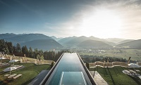 Sky Pool mit Bergpanorama im Sommer (c) KOTTERSTEGER (Alpin Panorama Hotel Hubertus) Sky Pool mit Bergpanorama im Sommer (c) KOTTERSTEGER (Alpin Panorama Hotel Hubertus)