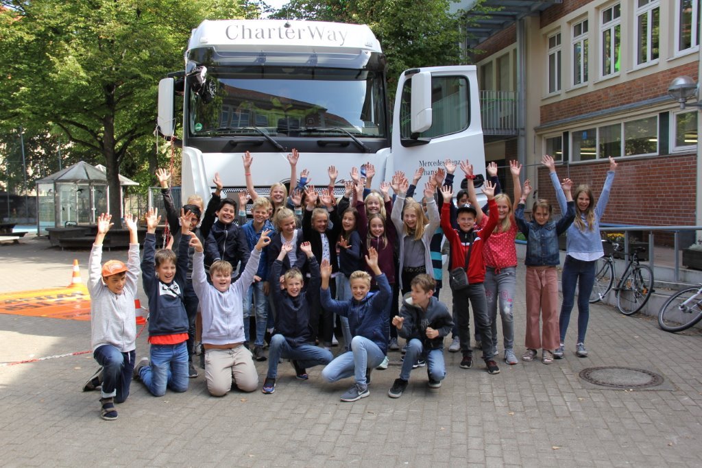 Die Klasse 6b der Helene-Lange-Schule bei dem Pilotprojekt?Achtung: Toter Winkel?. Die Klasse 6b der Helene-Lange-Schule bei dem Pilotprojekt?Achtung: Toter Winkel?.