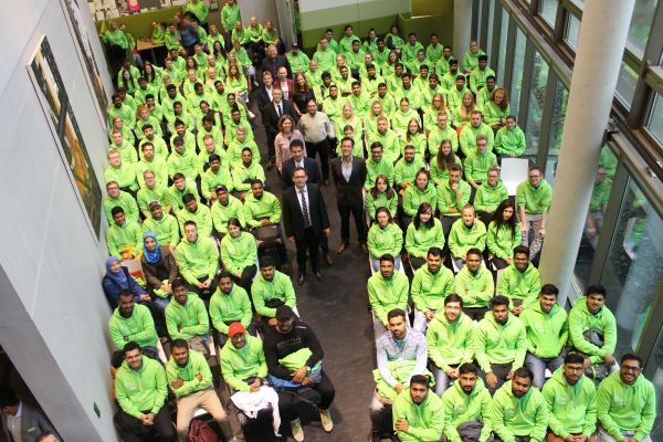 Die neuen Erstsemester an der SRH bekamen als Begrüßungsgeschenk einen SRH-grünen Hoody. Foto: SRH Die neuen Erstsemester an der SRH bekamen als Begrüßungsgeschenk einen SRH-grünen Hoody. Foto: SRH