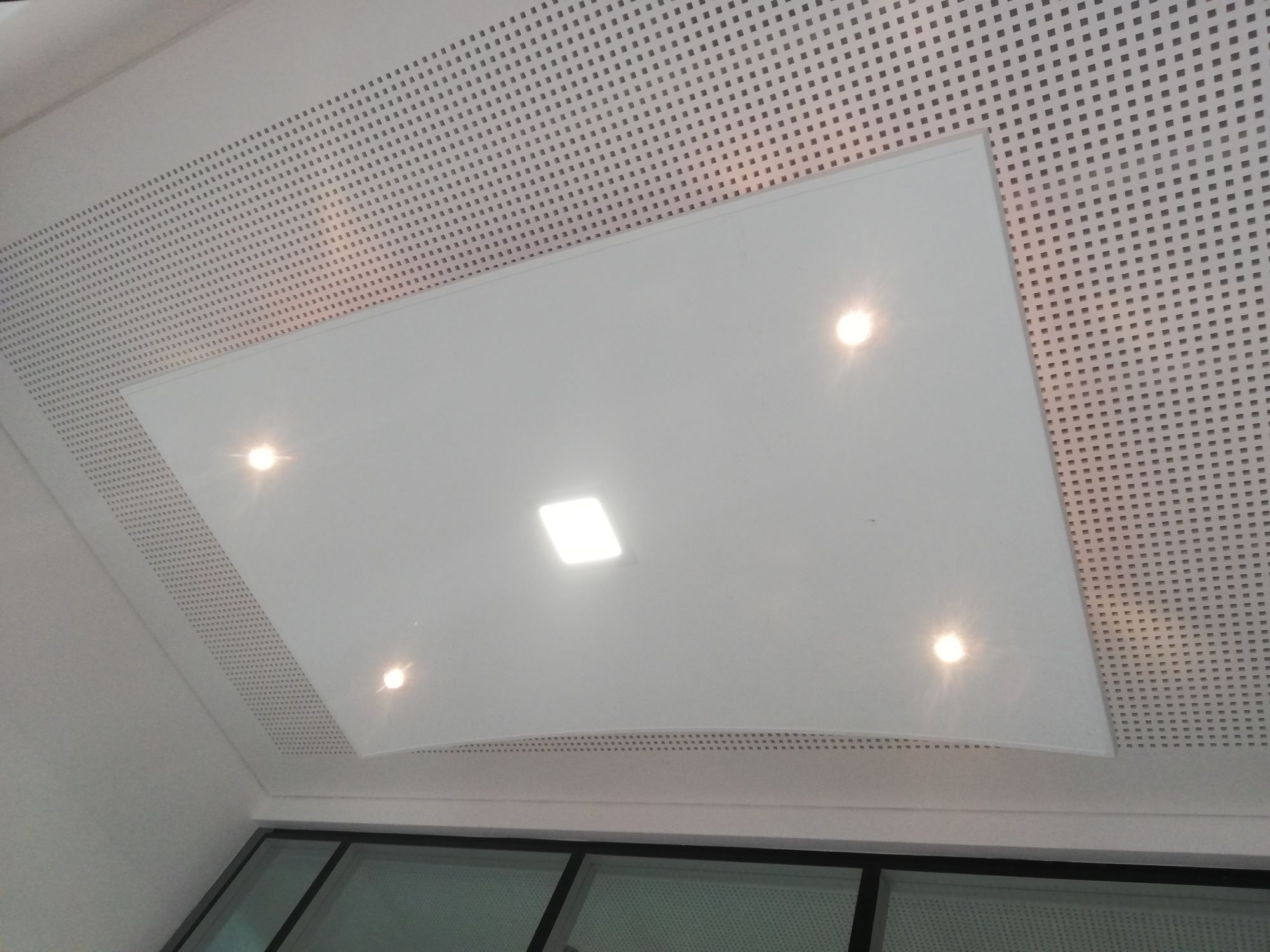 Deckensegel mit LED Elementen Deckensegel mit LED Elementen