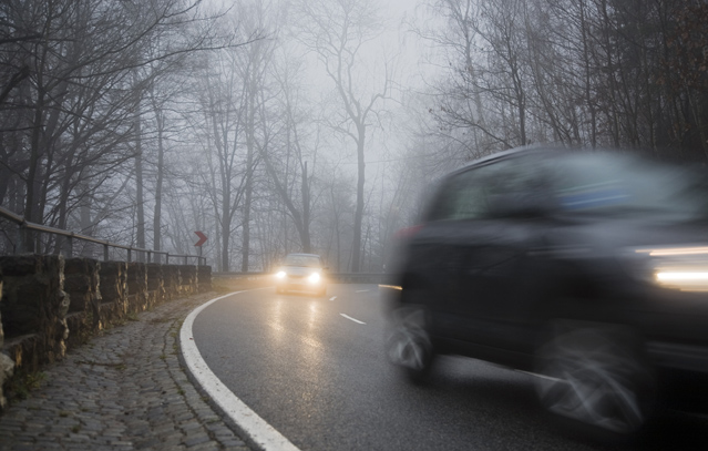 Bei Nebel gilt: Vorausschauendes Fahren, richtige Beleuchtung und ständige Bremsbereitschaft. (Bildq Bei Nebel gilt: Vorausschauendes Fahren, richtige Beleuchtung und ständige Bremsbereitschaft. (Bildq