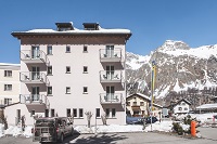 Hotelansicht im Winter (Hotel Post Sils-Maria)
