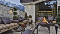 Terrasse mit Feuerring (c) Marion Lafogler (Hotel Rössl)