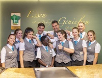 Larimar-Team mit Kenianerin aus Sauti Kuu Foundation (c) Bernhard Bergmann (Hotel Larimar) Larimar-Team mit Kenianerin aus Sauti Kuu Foundation (c) Bernhard Bergmann (Hotel Larimar)
