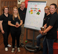  Sie machten das Nachbarschaftsfest zum Erfolg: das Team vom ibis Aachen Marschiertor. Bild: Wingens