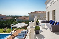 Balkon mit Aussicht auf den Pool (c) Jan Stojković (Borghetto di San Antonio)