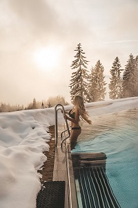 Frau im Pool im Winter (NIDUM)