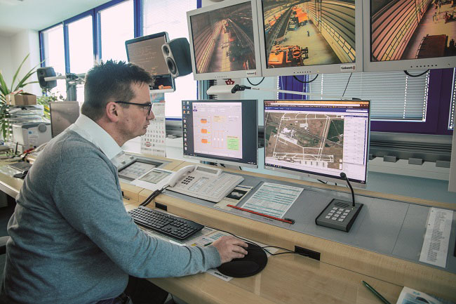 Winterdienst-Zentrale am Flughafen Leipzig/Halle bei der Routen-Überwachung (Bildquelle: infoware) Winterdienst-Zentrale am Flughafen Leipzig/Halle bei der Routen-Überwachung (Bildquelle: infoware)