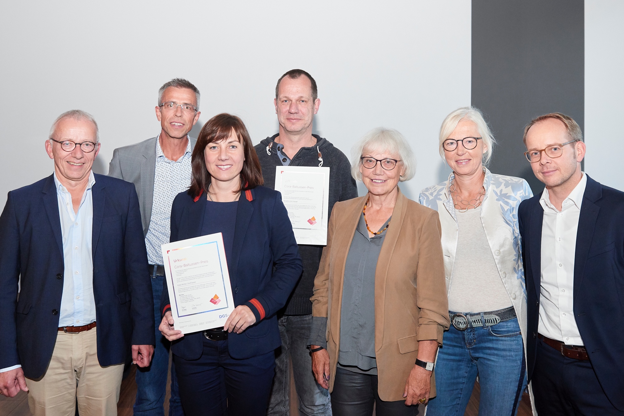 Die Preisträger Katja Wolter (3.v.l.) und Hendrik Licht (4.v.l.) freuen sich.