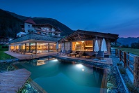 Außensauna und Schwimmteich bei Nacht (Alpinhotel Berghaus)