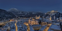Verschneite Stadt Salzburg bei Nacht (Schloss Mönchstein)