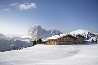 Skifahrer auf der Alm im Winter (c) IDM Südtirol (Hotel Sun Valley)