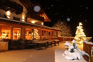 Weihnachtliche Beleuchtung auf der verschneiten Terrasse (Hotel Tann)