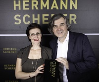 Hermann Scherer überreicht Sabrina von Nessen Excellence Award. Foto: Christina Pörsch. Hermann Scherer überreicht Sabrina von Nessen Excellence Award. Foto: Christina Pörsch.