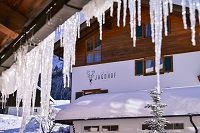 Blick auf das Hotel in verschneiter Landschaft (c) Werbewind GmbH (Hotel Jagdhof) Blick auf das Hotel in verschneiter Landschaft (c) Werbewind GmbH (Hotel Jagdhof)