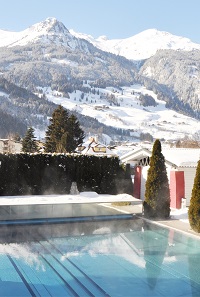 Außenpool mit Blick in die Gasteiner Berge (IMPULS HOTEL TIROL) Außenpool mit Blick in die Gasteiner Berge (IMPULS HOTEL TIROL)
