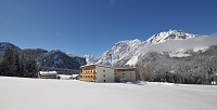 Hotel in der verschneiten Landschaft (c) TVB Hochpustertal (Hotel Asterbel) Hotel in der verschneiten Landschaft (c) TVB Hochpustertal (Hotel Asterbel)