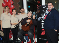 Georg Stengel feierte mit dem Hotelteam das Jubiläum des ibis Köln Frechen. Bild: Claudia Wingens Georg Stengel feierte mit dem Hotelteam das Jubiläum des ibis Köln Frechen. Bild: Claudia Wingens