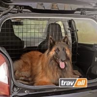 Mit einem Trenngitter ist der Hund auch im Kleinwagen optimal gesichert. © Travall