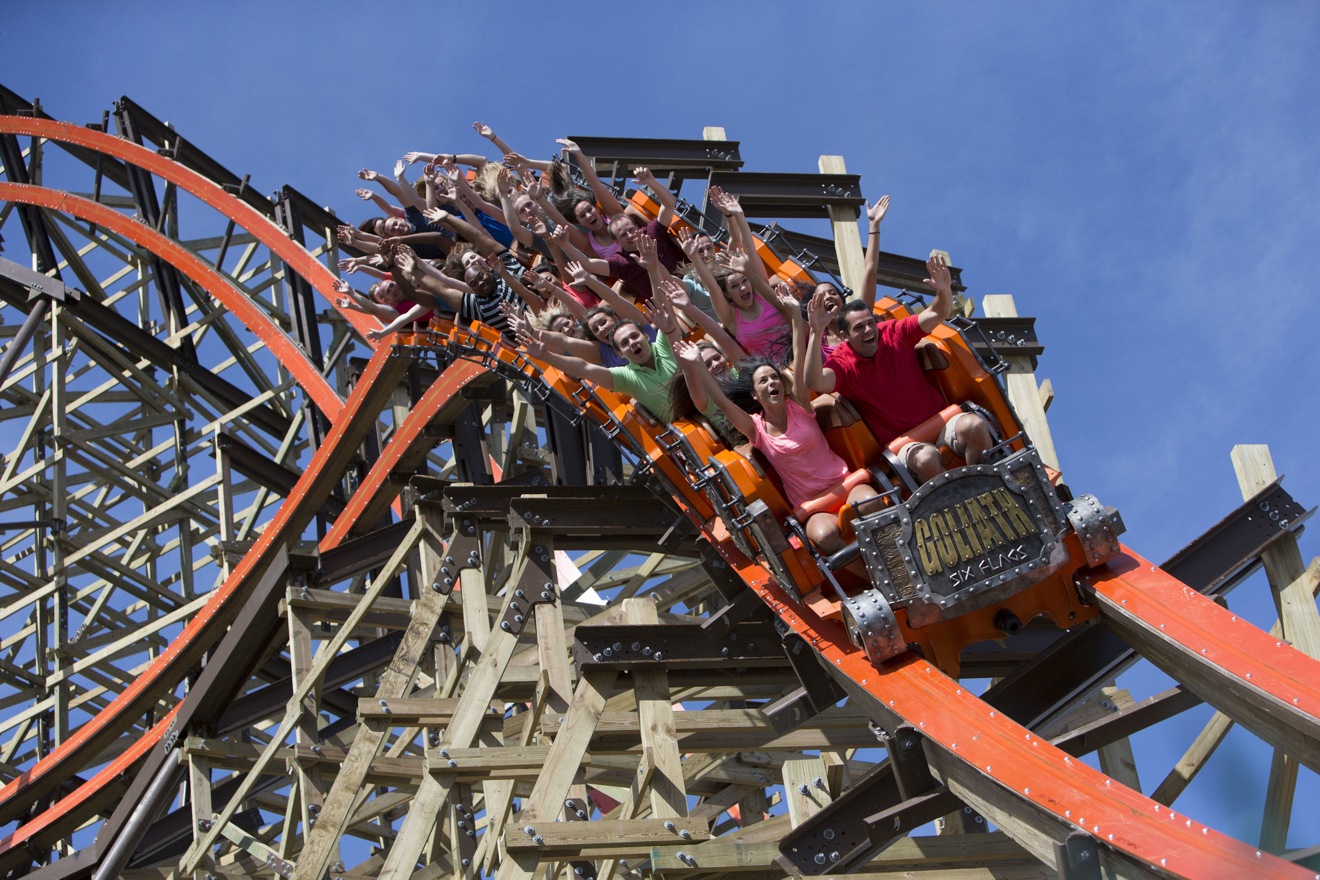 "Goliath", die schnellste Holzachterbahn der Welt, steht in der Nähe von Chicago. "Goliath", die schnellste Holzachterbahn der Welt, steht in der Nähe von Chicago.