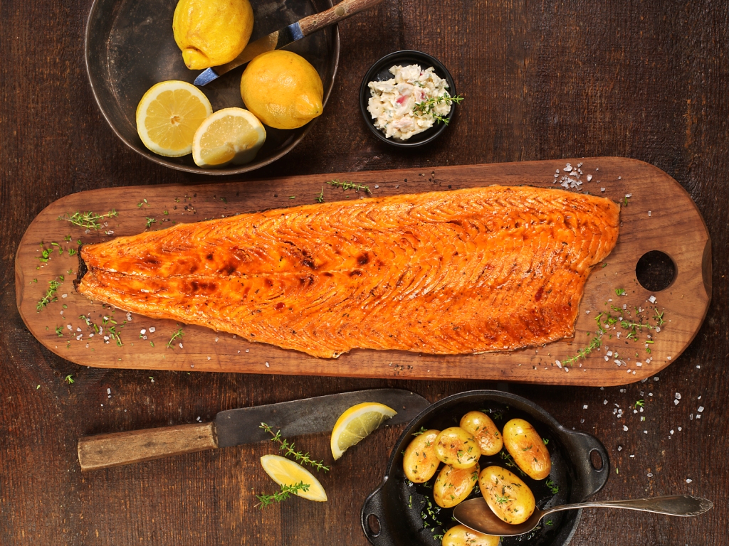 Zu Brot, Kartoffeln, frischem Salat und Pasta: Friesenkrone Flammlachs in leichter BBQ-Marinade. Zu Brot, Kartoffeln, frischem Salat und Pasta: Friesenkrone Flammlachs in leichter BBQ-Marinade.